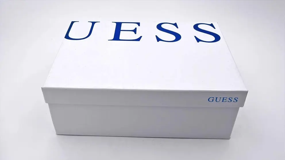Caja de zapatos de GUESS