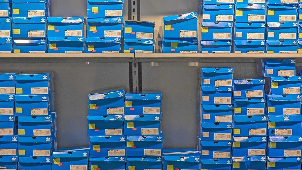 Cajas de zapatillas de la marca Adidas en tienda