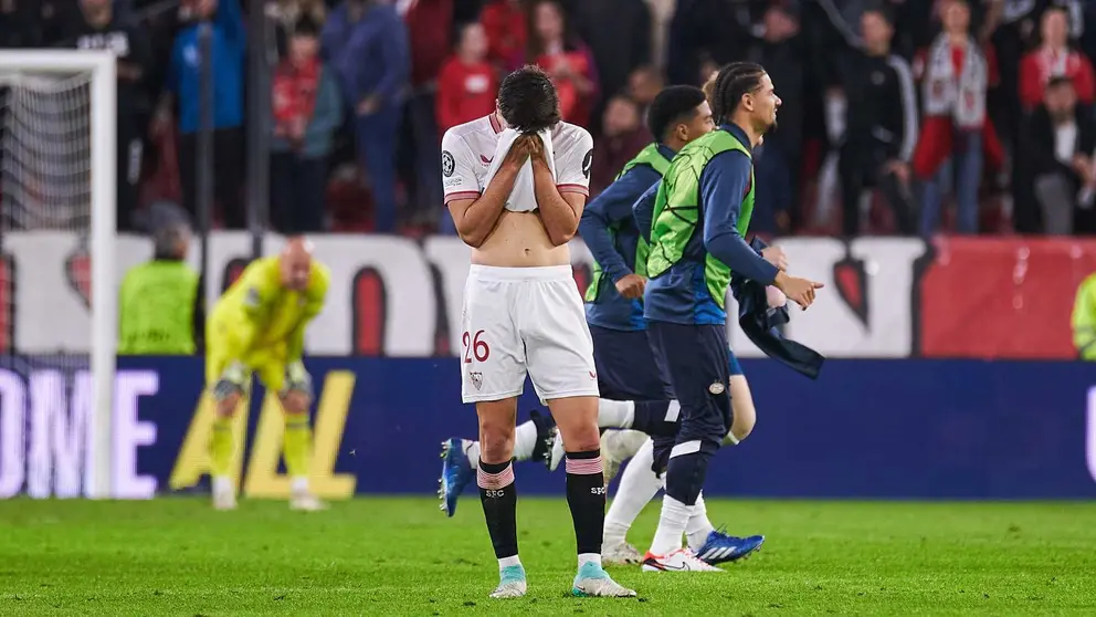 Juanlu se lamenta tras caer derrotado ante el PSV | Foto: Salvador L&oacute;pez para El MIRA
