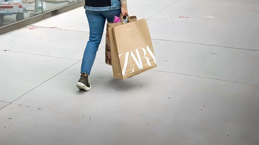 Mujer camina con bolsa de compra de ZARA - Grupo Inditex