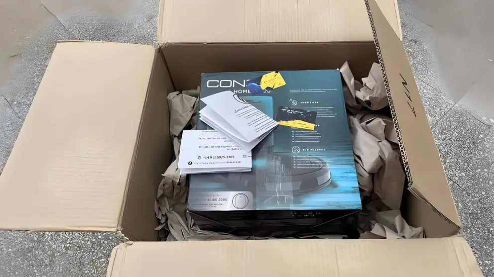 Caja de pedido de Amazon de robot aspirador Conga de Cecotec