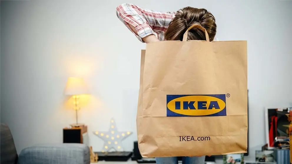 Mujer abre bolsa de IKEA en casa