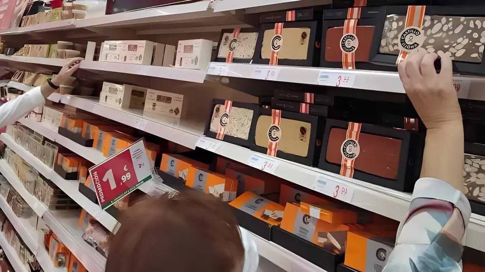 Secci&oacute;n de turrones en supermercado