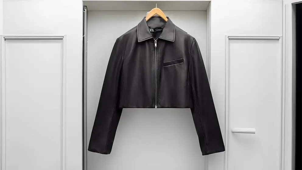 Cazadora de cuello solapa y manga larga Crop efecto piel de ZARA