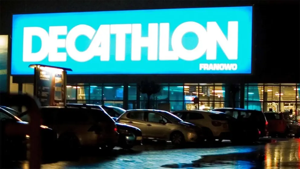 Tienda Decathlon en una noche de lluvia
