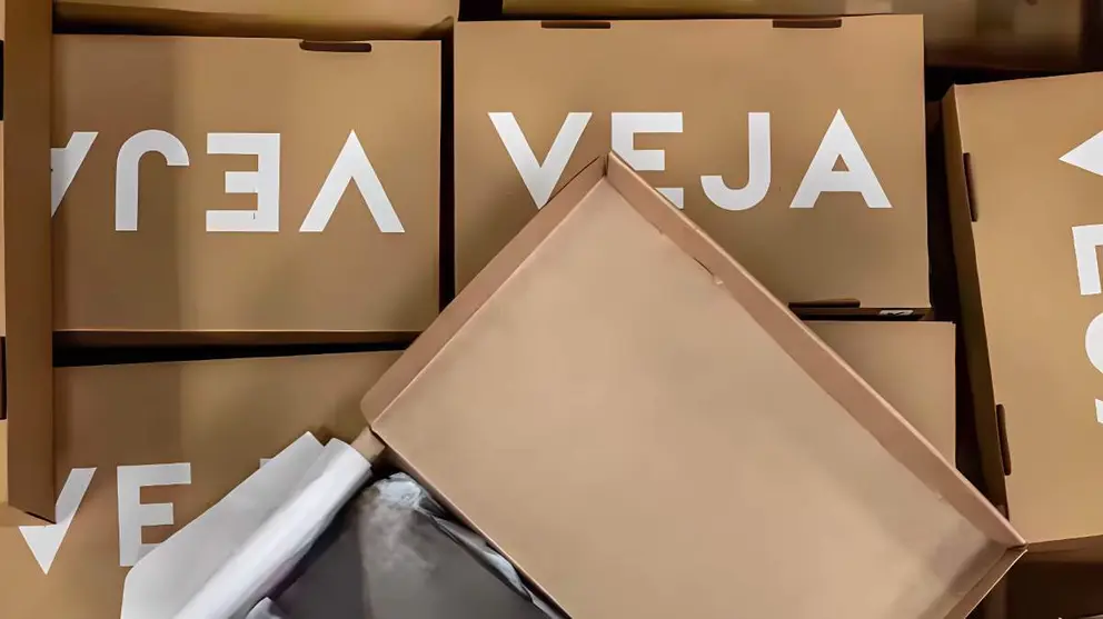 Caja de zapatillas VEJA de moda casual