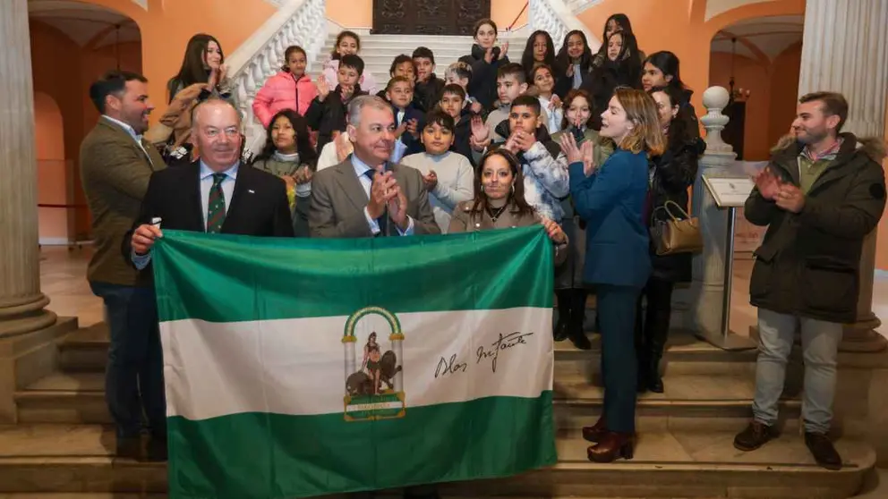 Jos&eacute; Luis Sanz preside el acto de la bandera en el Ayuntamiento de Sevilla
