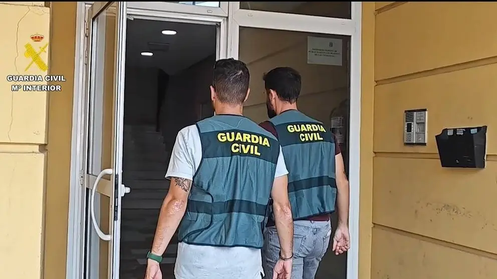 Guardias civiles acuden a una operaci&oacute;n antidroga en Granada. Esta es la sorpresa que se llevan
