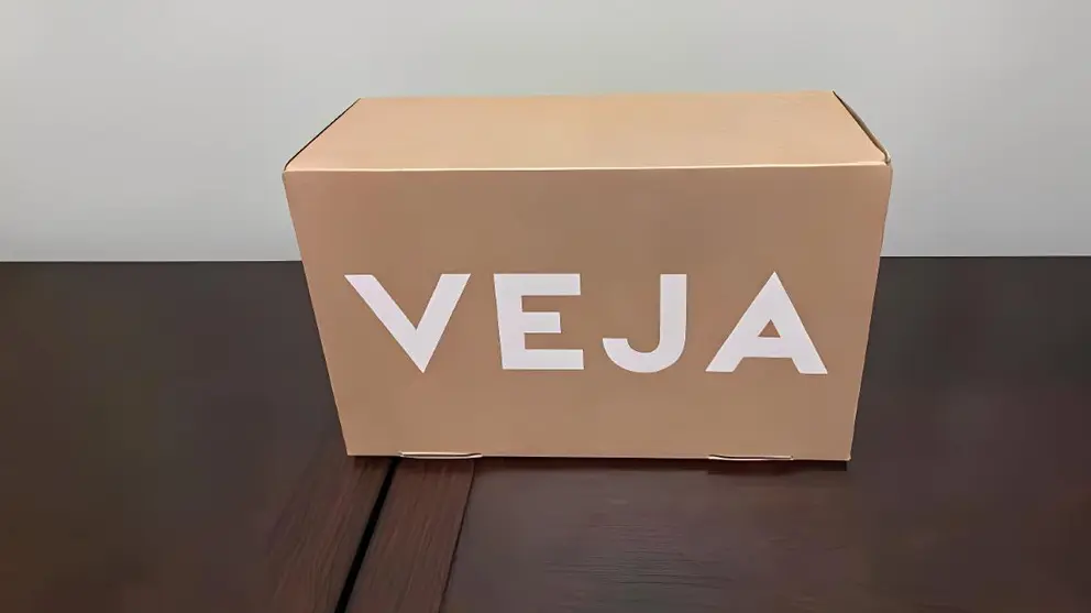 Caja de zapatillas VEJA en mostrador de tienda