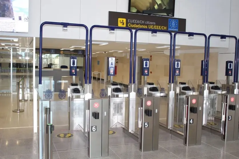 Usan a una ni&ntilde;a fingiendo ser una familia para introducir hach&iacute;s por el aeropuerto de Sevilla