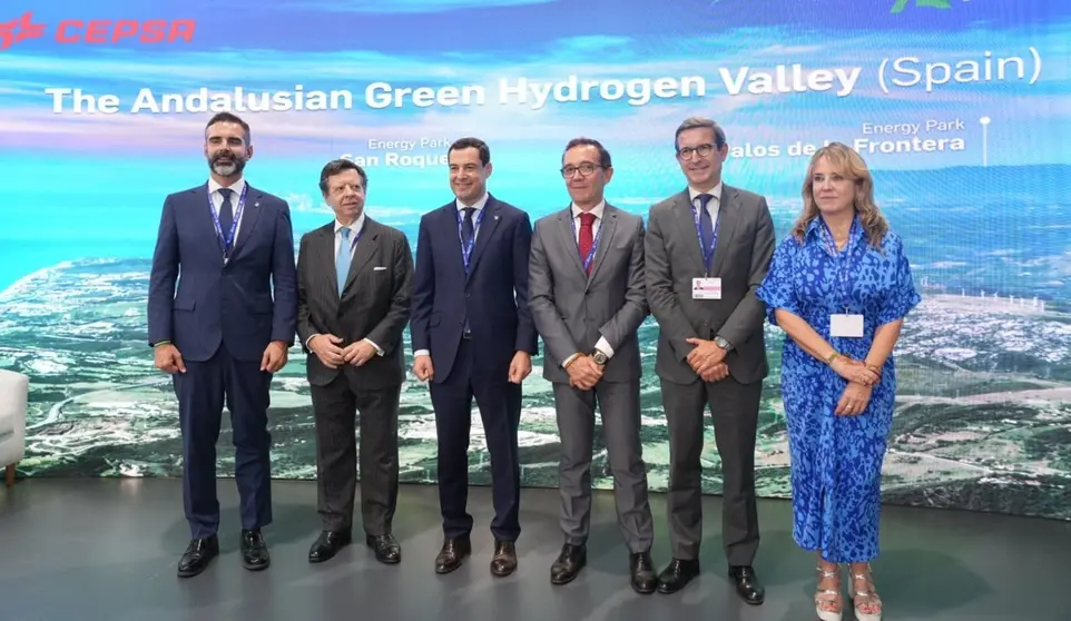 Juanma Moreno: "Andaluc&iacute;a est&aacute; a la vanguardia de la nueva energ&iacute;a que mover&aacute; el mundo"