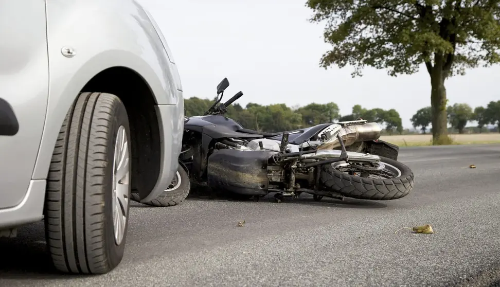 Un hombre muere y un menor herido despu&eacute;s del choque entre una moto y un turismo en El Ejido