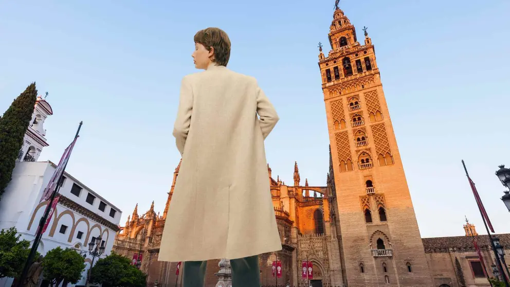 Abrigo sin solapa confeccionado con hilatura de lana Manteco ZW Collection de ZARA y de fondo la Giralda de Sevilla