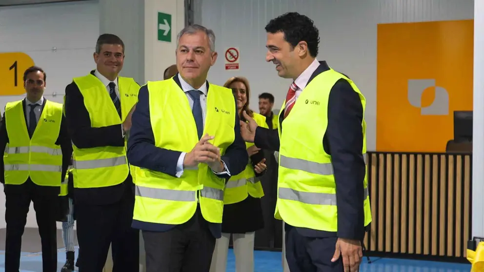 Jos&eacute; Luis Sanz en su visita a la plataforma log&iacute;stica de fr&iacute;o de UNEI