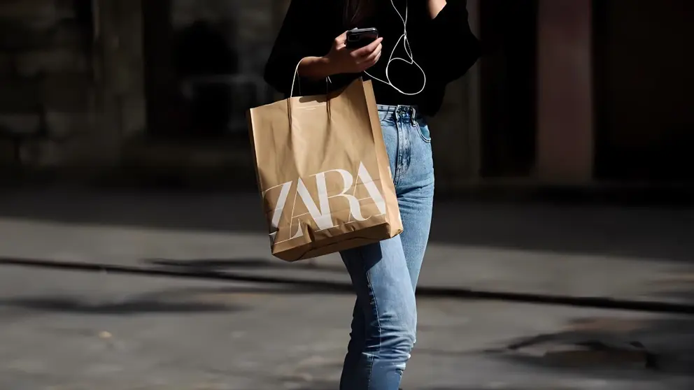 Joven con bolsa de compra de ZARA del Grupo Inditex