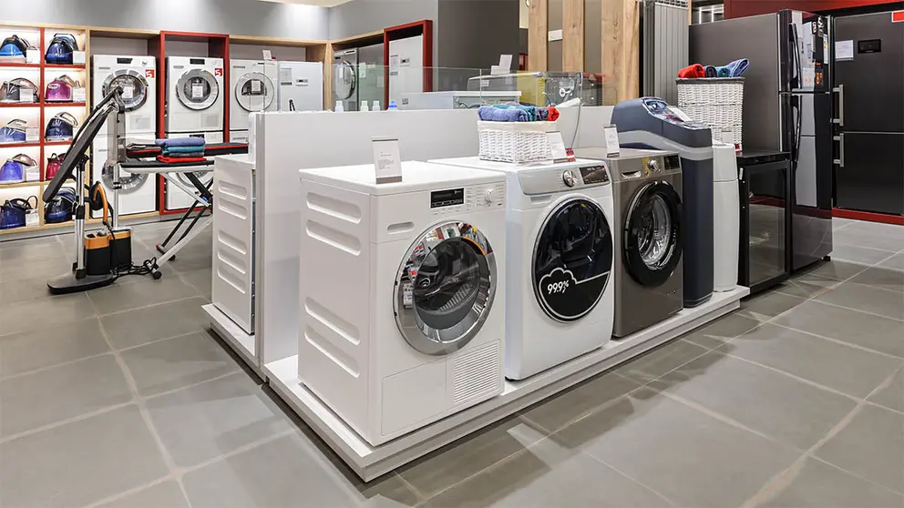 Secci&oacute;n de electrodom&eacute;sticos de hipermercado Carrefour