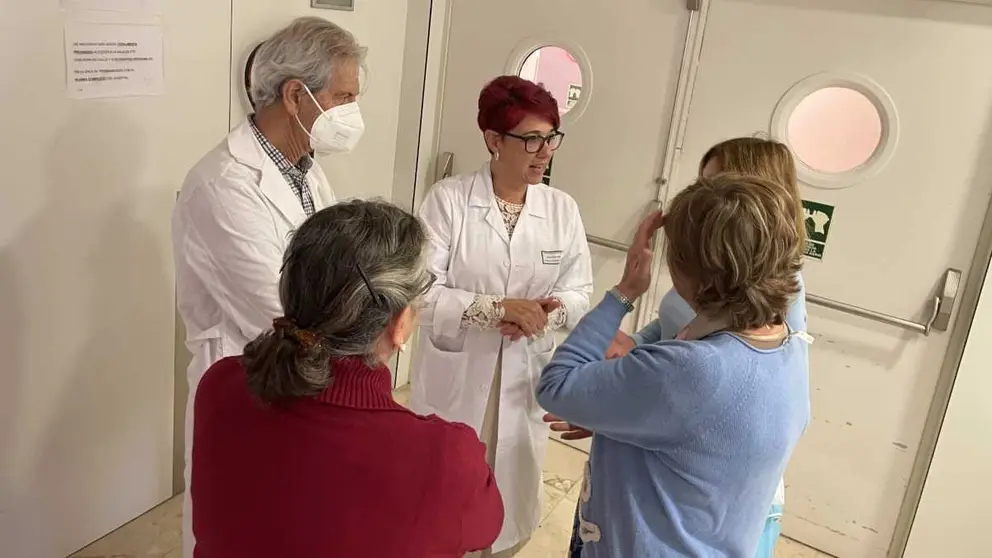 Lourdes Garc&iacute;a al fondo de la imagen