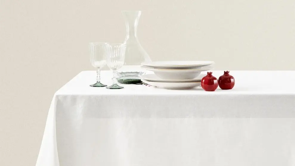 Mantel de ramio con bordado floral de Zara Home