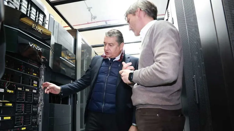 Antonio Sanz con el nuevo superordenador 'H&eacute;rcules'