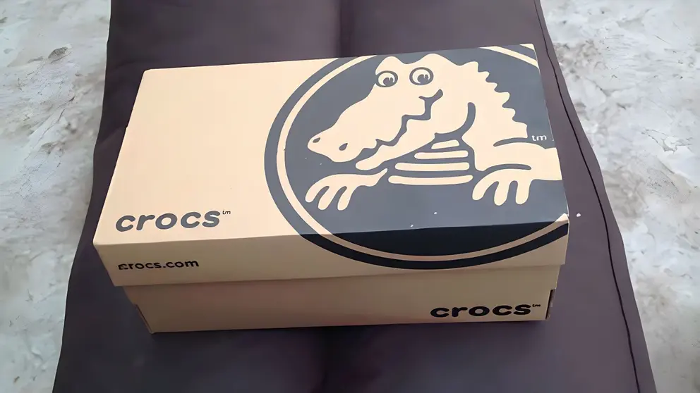 Caja de zapatillas Crocs en banco de prueba de calzado de una zapater&iacute;a