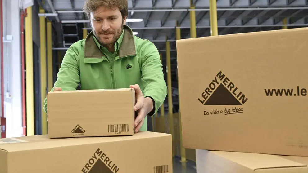 Trabajador de Leroy Merlin prepara pedidos en tienda