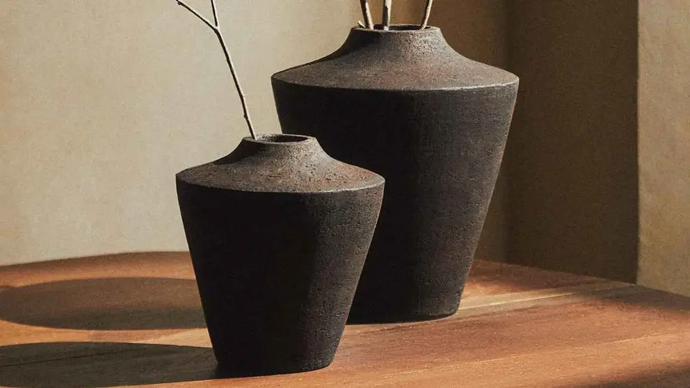 Jarr&oacute;n de terracota negro de Zara Home