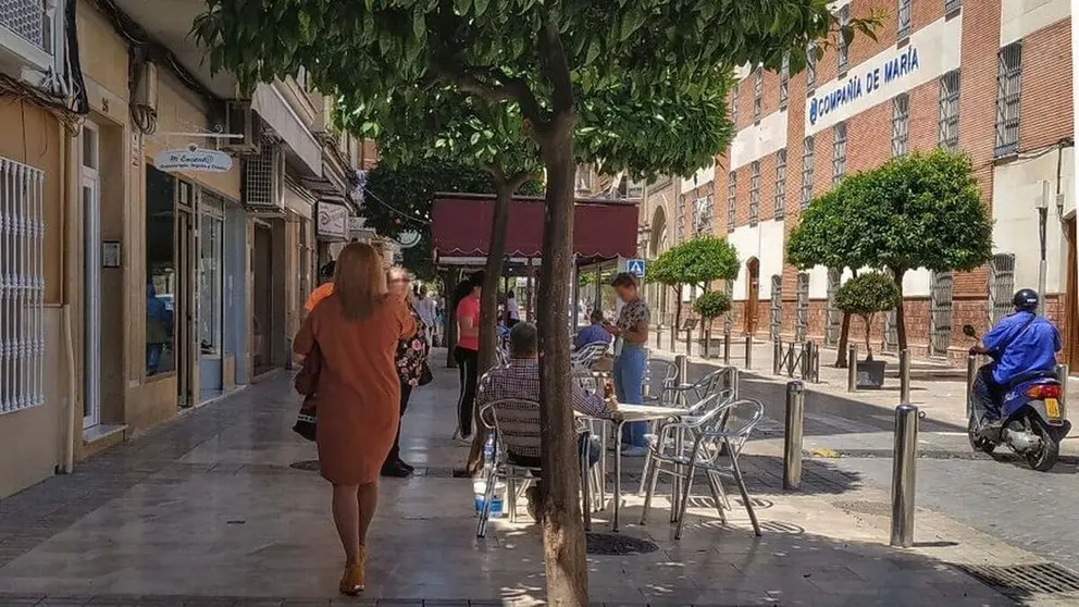 Golpea a una mujer en una terraza llena de gente en Puente Genil