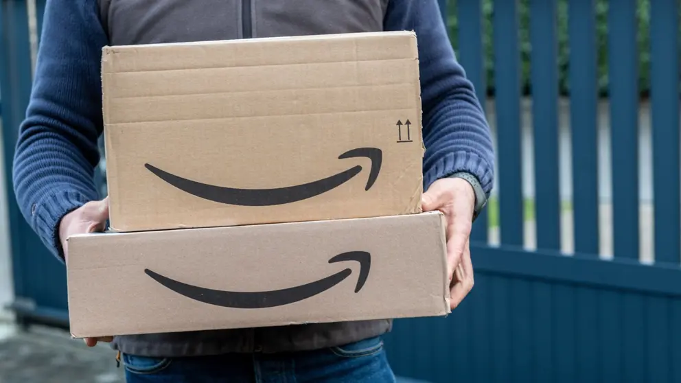 Repartidor de Amazon durante la entrega de un par de paquetes Prime