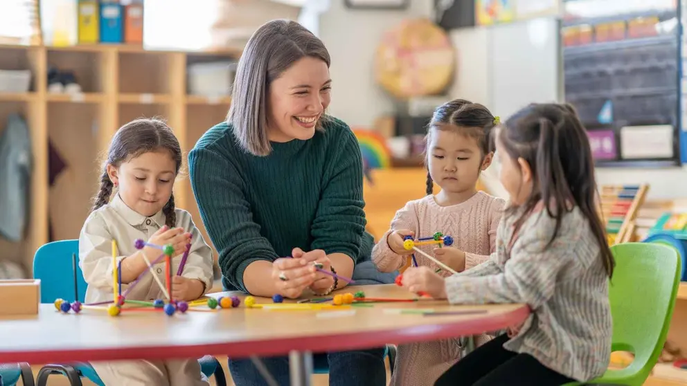 Una profesora con sus alumnos