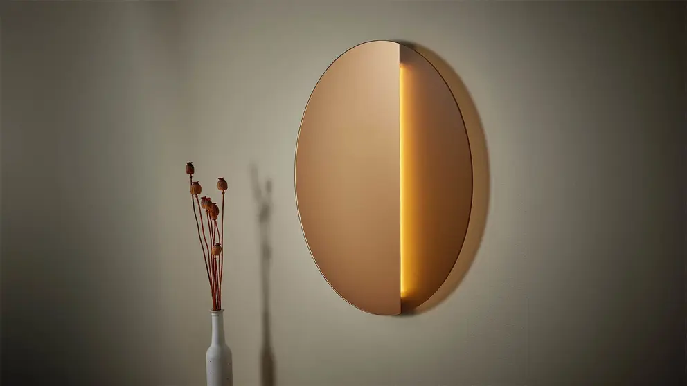 L&aacute;mpara LED pared-espejo VARMBLIXT de IKEA