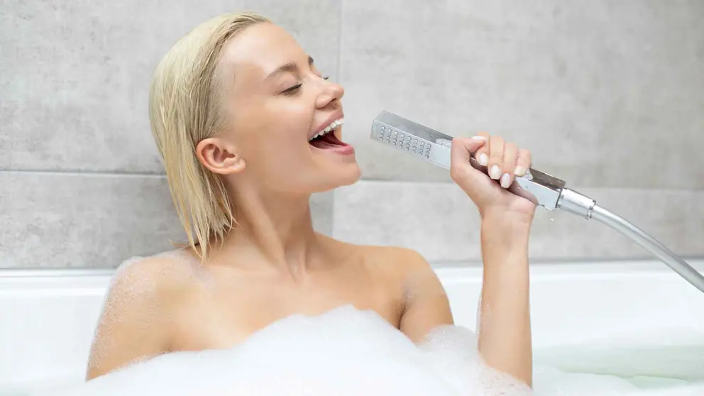 Chica cantando en el ba&ntilde;o