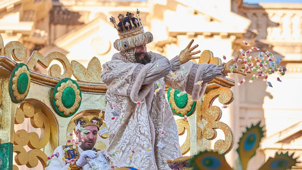 El Rey Gaspar en la Cabalgata de Reyes Magos de Sevilla | Salvador L&oacute;pez Medina para El MIRA