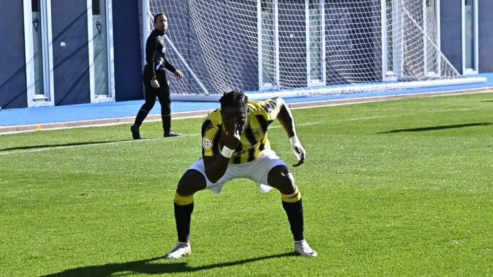 Etta Eyong celebra un gol anotado con la camiseta del C&aacute;diz Mirandilla