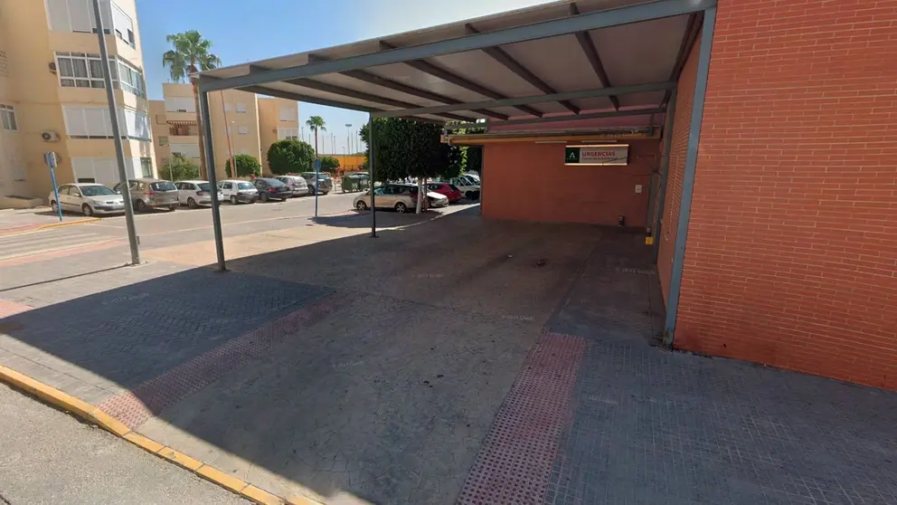 Intenta atropellar a un m&eacute;dico en Sevilla y acaba empotrado contra una columna del ambulatorio