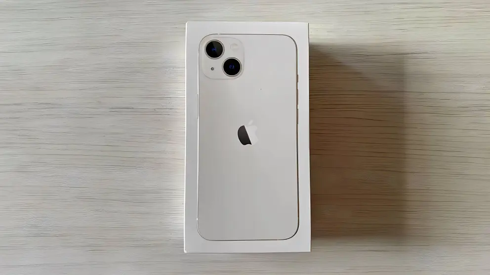 APPLE iPhone 13 en blanco