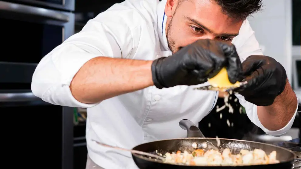 Un cocinero trabajando