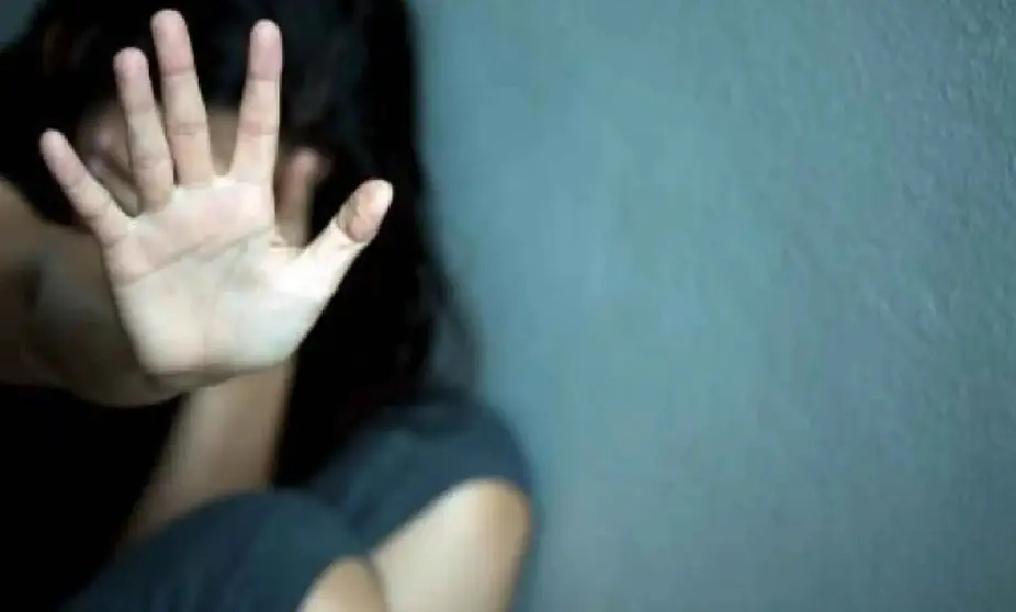 Golpea y amenaza de muerte a sus nietas menores de edad para abusar de ellas en Sevilla