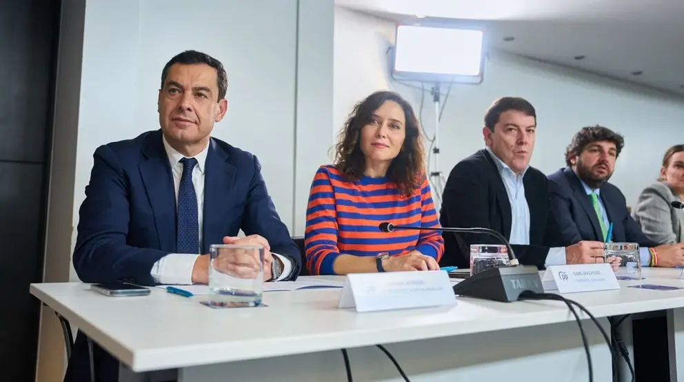 Juanma Moreno pide a Pedro S&aacute;nchez que negocie con el PP temas generales y salga del chantaje