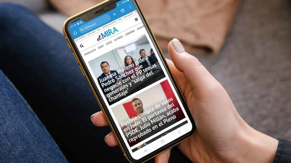 Lectora con la portada de noticias de El MIRA