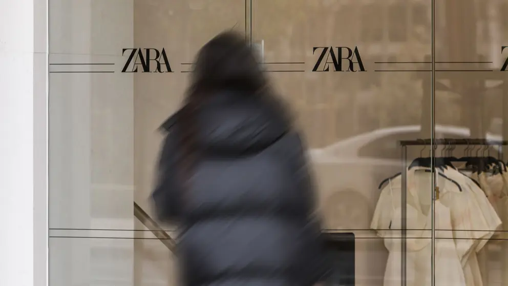 Mujer accede a tienda ZARA en invierno