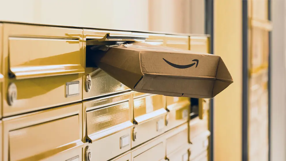 Paquete de Amazon introducido en un buz&oacute;n