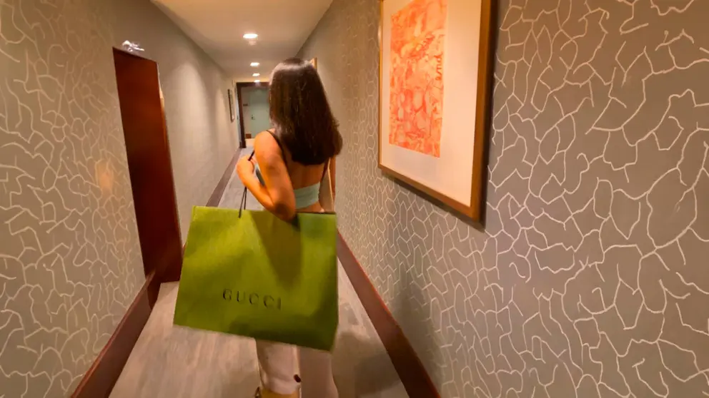 Vuelta a casa tras un d&iacute;a de compras en GUCCI