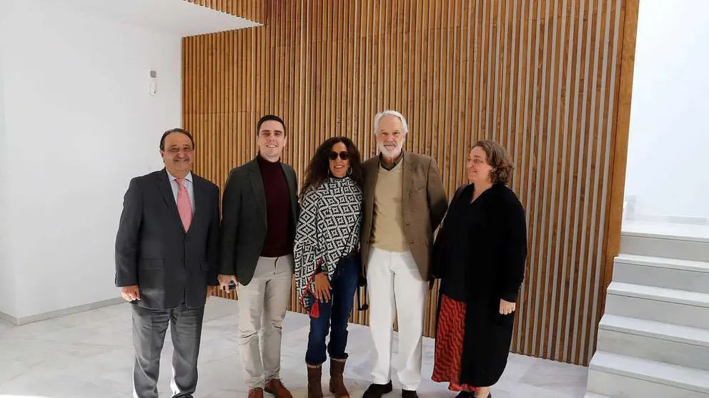 Rosario Flores con miembros del Gobierno Municipal en Jerez