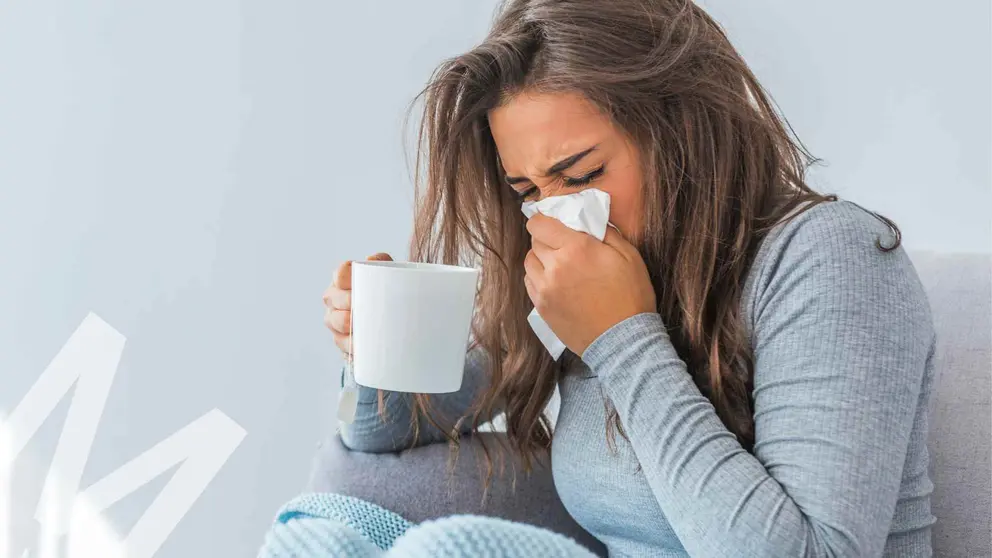 Mujer resfriada en el sof&aacute; de su hogar