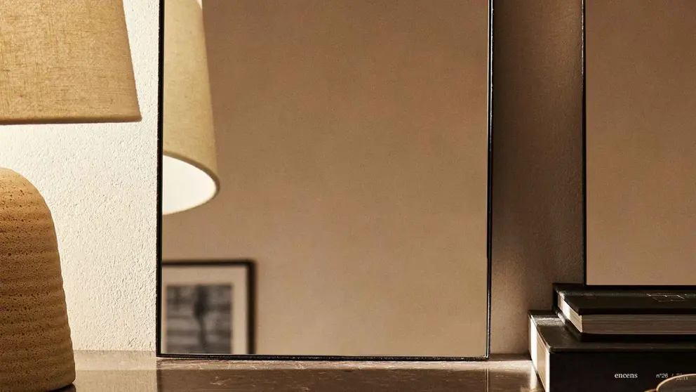 Espejo rectangular con perfil met&aacute;lico de Zara Home