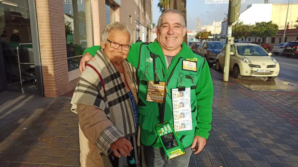 Antonio Alc&oacute;n, venedor de la ONCE en Utrera