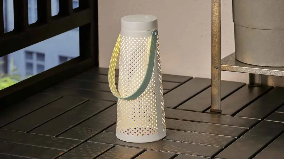 L&aacute;mpara de mesa LED SOMMARLANKE de Ikea