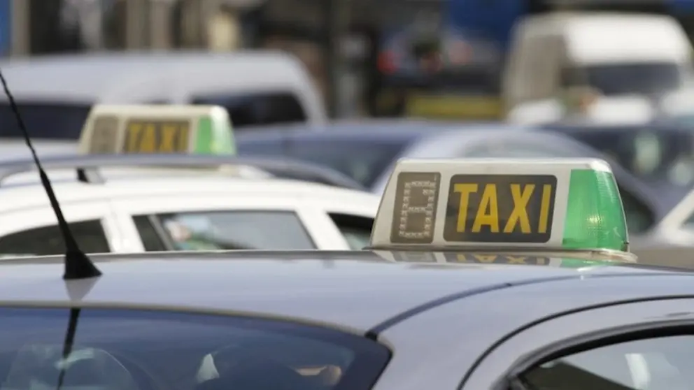 Oleada de atracos a punta de navaja a taxistas de Granada. Alarma en el sector
