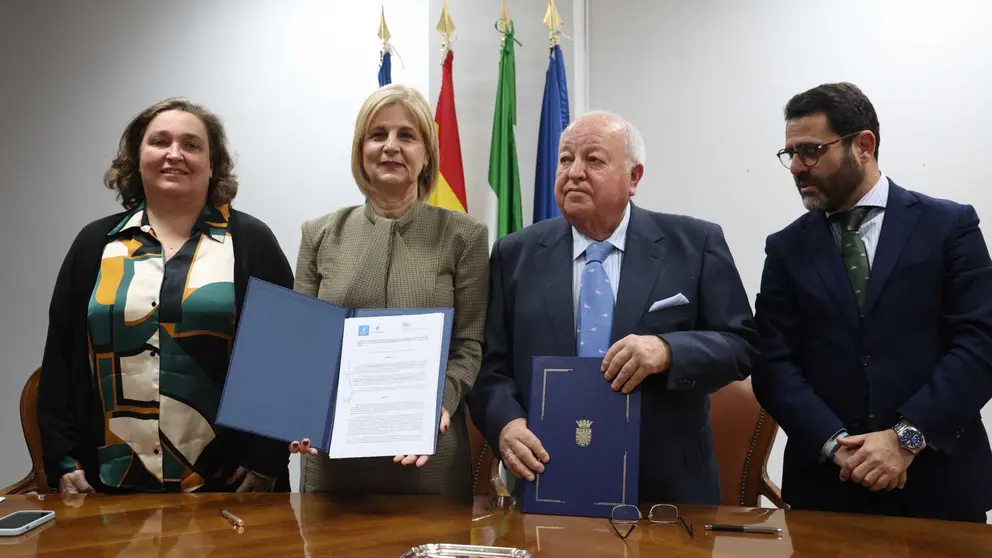 Firma del convenio con la FAEC | Cristo Garc&iacute;a