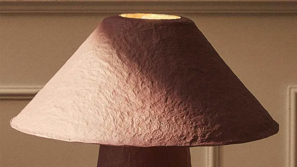 L&aacute;mpara de mesa de papel mach&eacute; de Zara Home